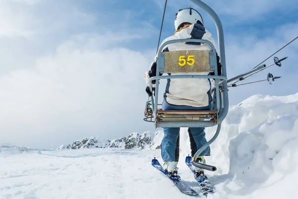 エレベーターに乗ってスキーヤーの背面図. — ストック写真