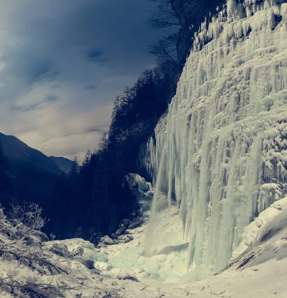 Gefrorener Wasserfall in der Nacht. — Stockfoto