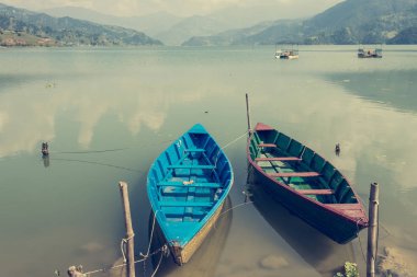 Tekneler sahilinde çifti.