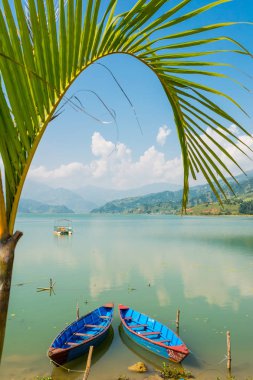 Gölde iki tekne güzel görünümü.