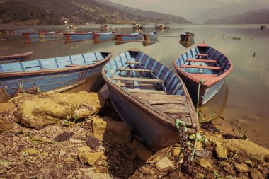 Bir kıyıya demirlemiş tekneler.