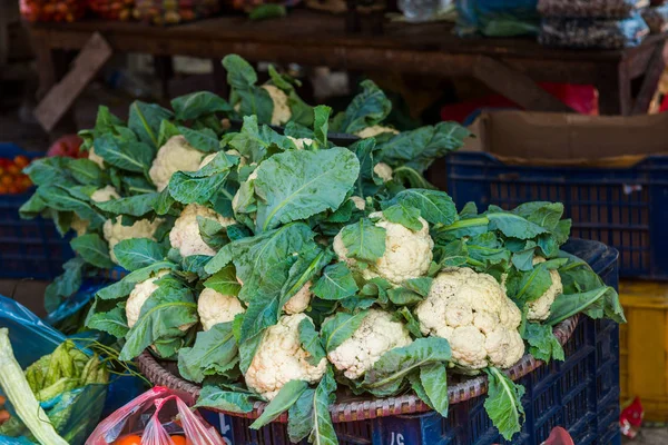 Montón de coliflor fresca en el mercado callejero . — Foto de Stock