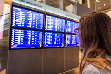 Nereye gitmek için karar genç kadın Gezgin.