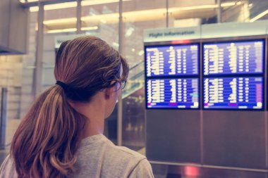 Nereye gitmek için karar genç kadın Gezgin.