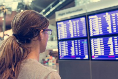 Nereye gitmek için karar genç kadın Gezgin.