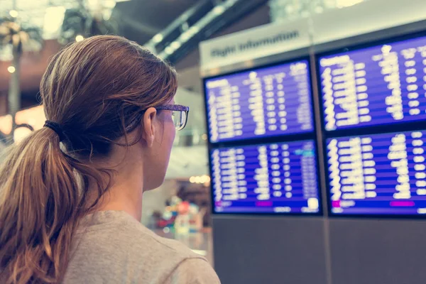 Nereye gitmek için karar genç kadın Gezgin.