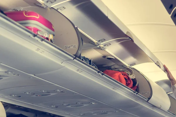 Interior del avión con compartimento de equipaje superior . — Foto de Stock