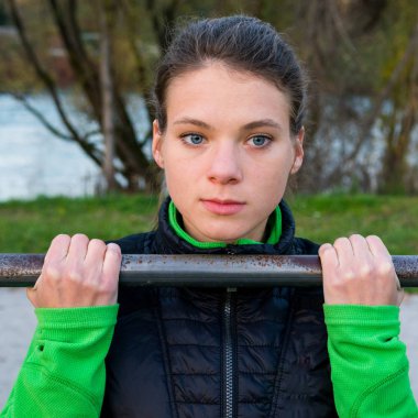 Çekici esmer pullups Park yapıyor.