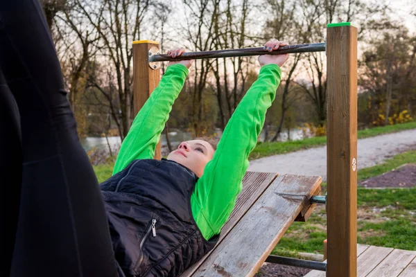 Atleta feminina trabalhando em um parque . — Fotografia de Stock