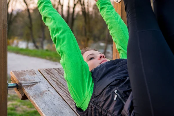 Atleta feminina trabalhando em um parque . — Fotografia de Stock