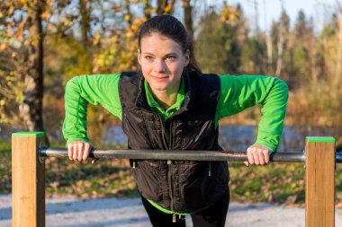 Çekici esmer parkındaki şınav.