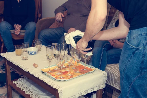 Verter champán en la celebración familiar . —  Fotos de Stock