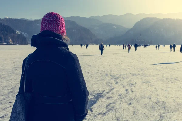 凍った湖の向こう側の女性. — ストック写真