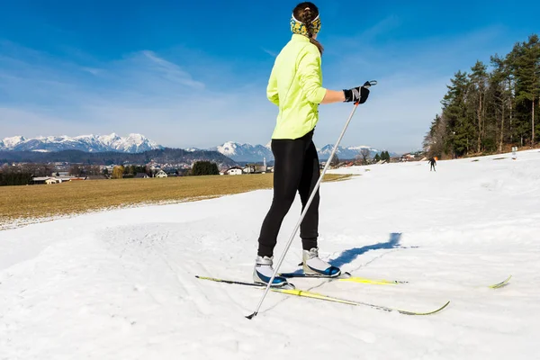 Jeune femme ski de fond . — Photo