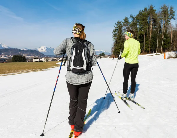 Paar skiërs nemen van een pauze en praten. — Stockfoto