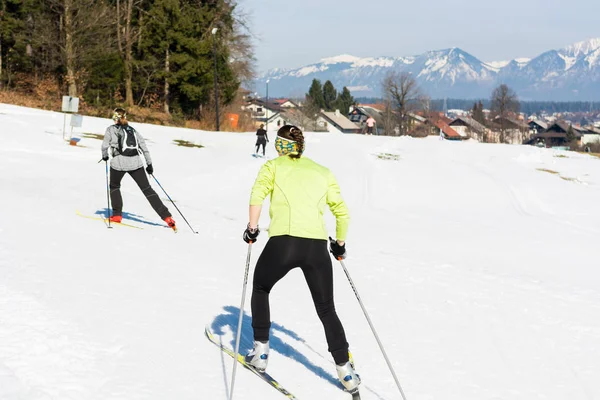 Casal de meninas se divertindo na pista de esqui cross country . — Fotografia de Stock