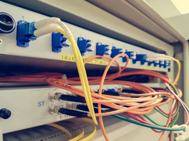 Fiber optik kablo geçiş takılı closeup.