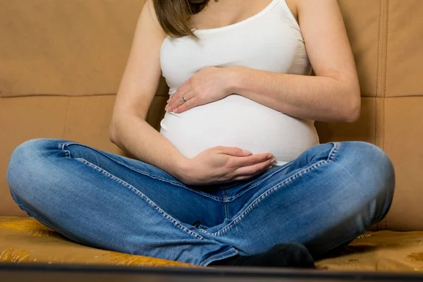 Nahaufnahme des Bauches einer schwangeren Frau. — Stockfoto