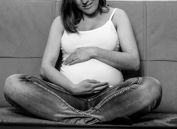 Nahaufnahme des Bauches einer schwangeren Frau. — Stockfoto