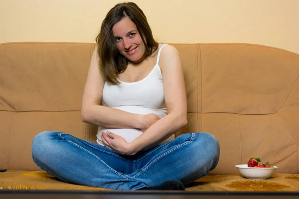 Retrato íntimo de uma jovem grávida segurando sua barriga . — Fotografia de Stock