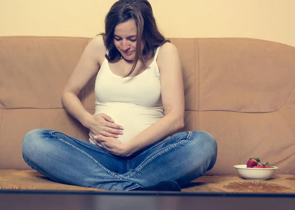 Portrait intime de jeune femme enceinte tenant son ventre . — Photo