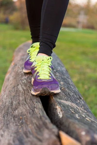 Gleichgewichtstraining im Freien im Park. — Stockfoto