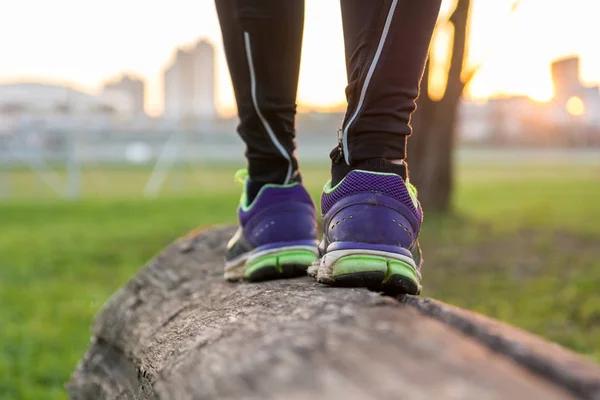 Balance træning udendørs i en park . - Stock-foto