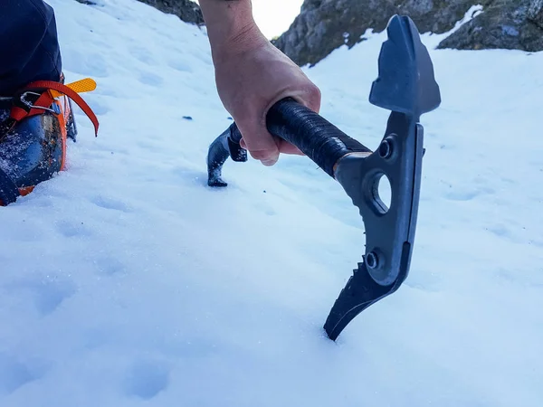 가파른 언덕에 얼음 도끼의 근접 촬영. — 스톡 사진