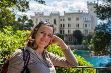 Çekici esmer Miramare kale infront poz.