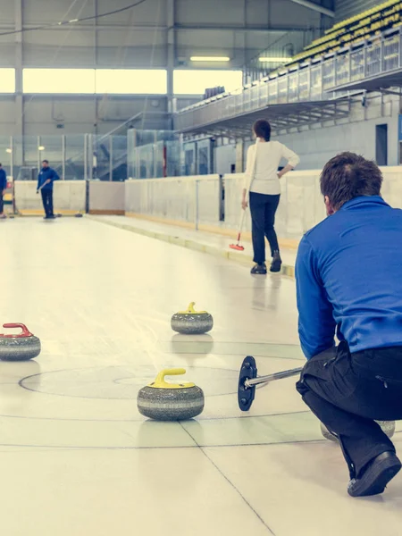 Giocare un gioco di curling . — Foto Stock