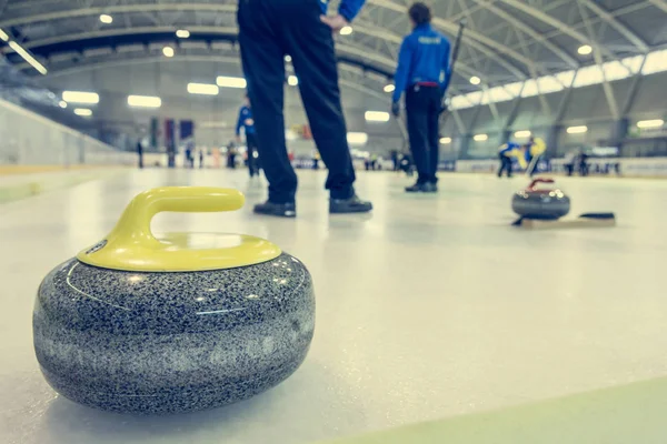 Curling-Stein auf einem Spielblatt. — Stockfoto