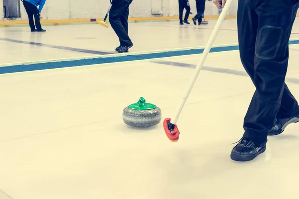 Granie w gry w Curling. — Zdjęcie stockowe