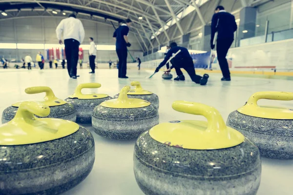 Curling-Stein auf einem Spielblatt. — Stockfoto