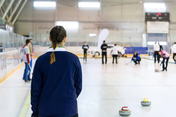 Jugar un juego de curling . — Foto de Stock