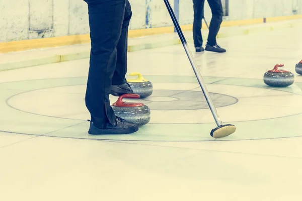 Granie w gry w Curling. — Zdjęcie stockowe