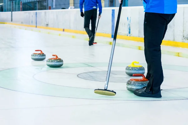 Granie w gry w Curling. — Zdjęcie stockowe