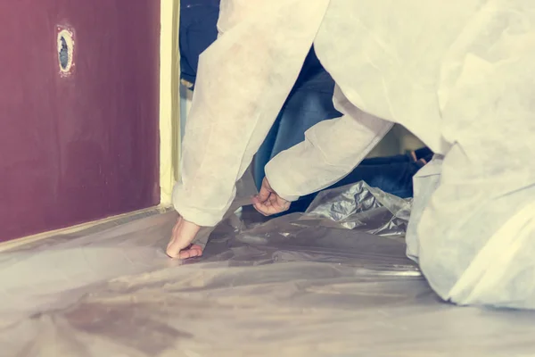 Bescherming van de vloer voordat schilderij. — Stockfoto