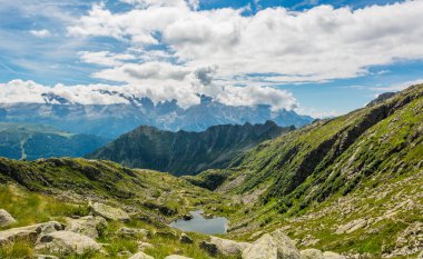 Buzul dağ gölü Brenta Dolomites içinde.