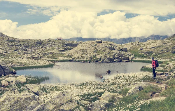 Ženské trekker pěšky podél horské jezero. — Stock fotografie