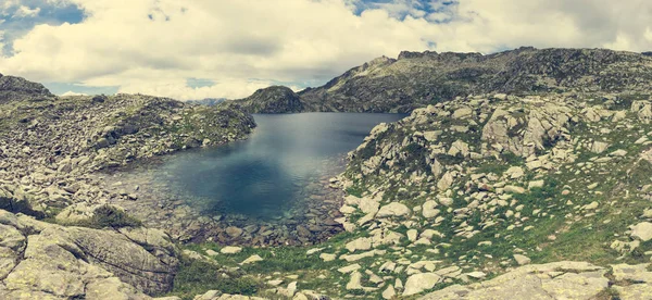 Panoramic view of mountain lake. — Stock Photo, Image
