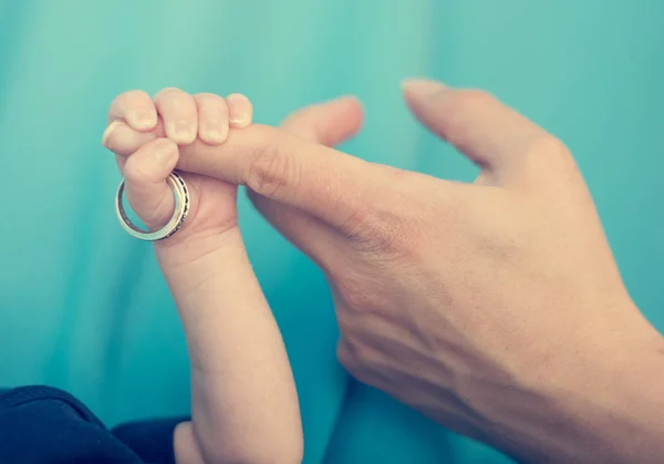 Novorozence hospodářství snubní prsten. — Stock fotografie