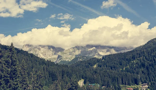 Vista de la montaña sobre Madonna di Campiglio . — Foto de Stock