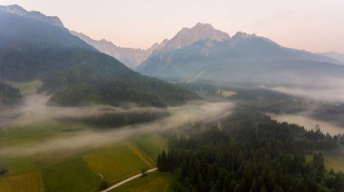 Bir vadi arasında gezinip havadan görünümü sis.