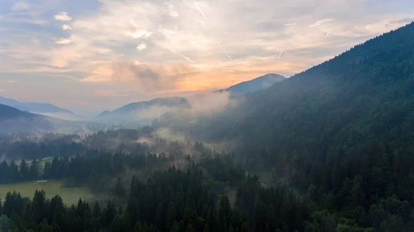 Vue aérienne du lever du soleil sur une vallée . — Photo