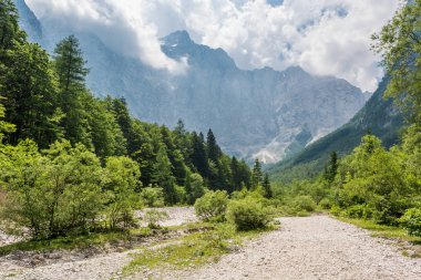 Dağ Vadisi üzerinden gidiş yolu.
