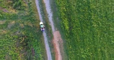 Bir bebek arabası itme anne artan.