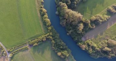 Nehrine doğru azalan.