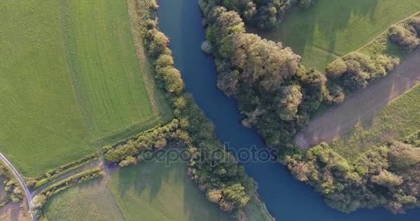 Descente vers la rivière .