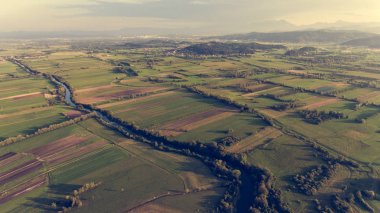 Gün batımında alanları arasında bükme Nehri'nin havadan görünümü.