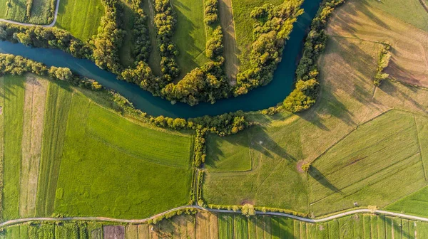 Curva del río rodeada de campos desde la vista de aves . —  Fotos de Stock